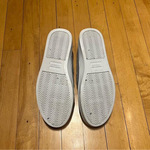 NWOT Tom’s Gray Canvas Loafer - Picture 2 of 4